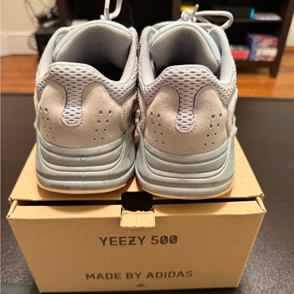 Yeezy 500 - Picture 2 of 5